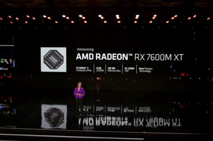 Dyrektor generalny AMD prezentuje RX 7600M XT na targach CES 2023.