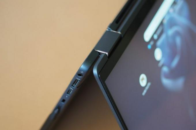 عرض من أعلى لأسفل لجهاز HP Elite Dragonfly Chromebook يعرض المفصلة.