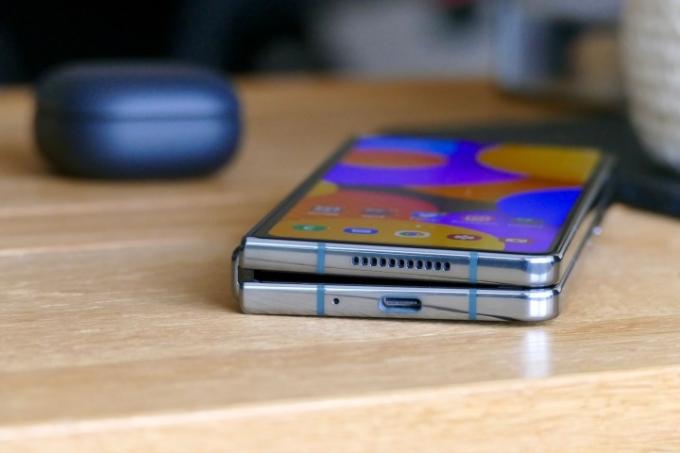 Galaxy Z Fold 4'teki şarj cihazı bağlantı noktası.