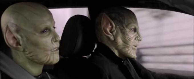Soren és Talos együtt egy autóban a „Pókember: Távol otthonról” című filmben.