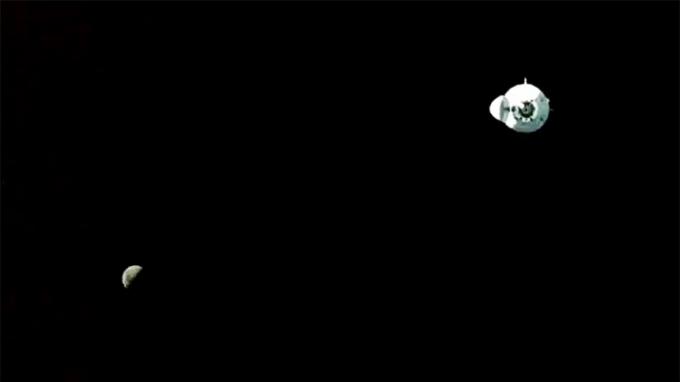 A Lua é retratada (canto inferior esquerdo) enquanto o SpaceX Dragon Endeavour se aproxima da estação com quatro astronautas da Axiom Mission 1.