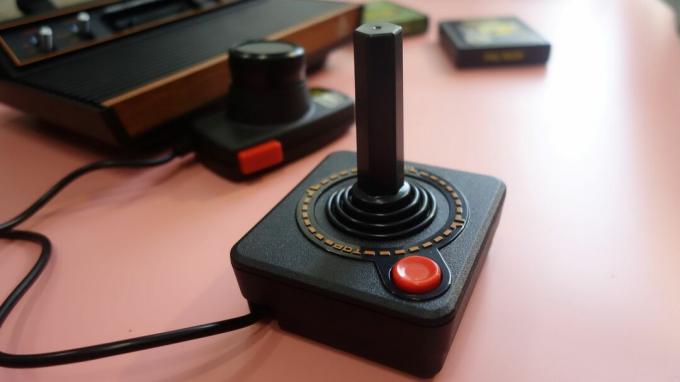 Atari 2600+ ジョイスティックがテーブルの上に置かれています。