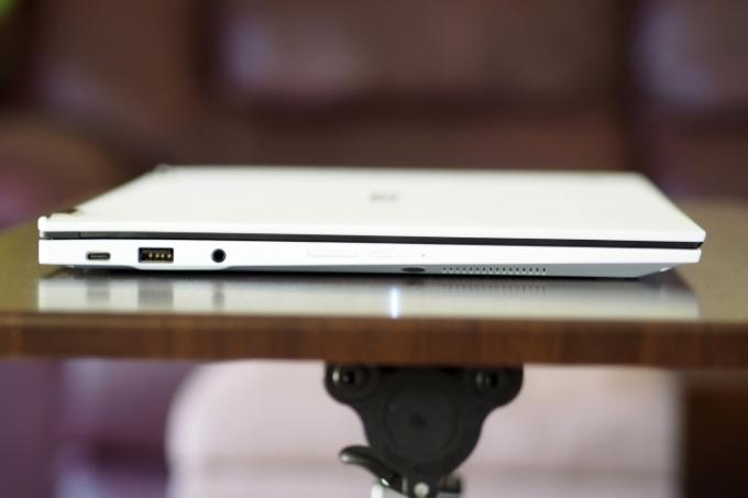 Asus Chromebook Flip C536 vasemmalta puolelta. Näkyvät portit: USB ja kuulokkeet