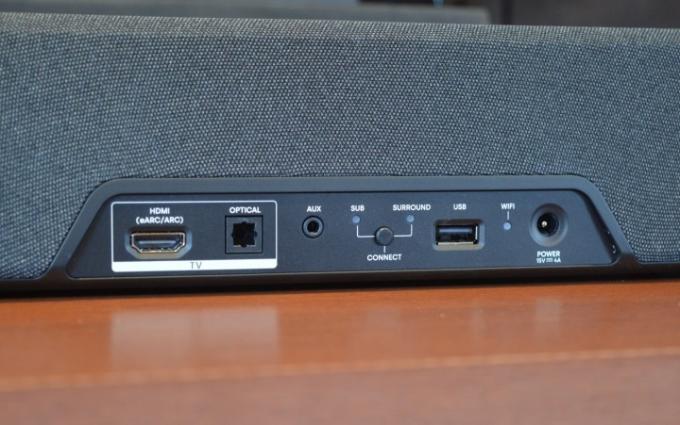 Tampilan belakang soundbar Polk MagniFi Mini AX menunjukkan port yang tersedia.