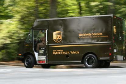 UPS電動配送トラックの運転