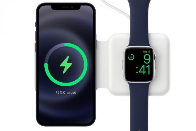 מטען אלחוטי Apple MagSafe Duo עם אייפון ו-Apple Watch.