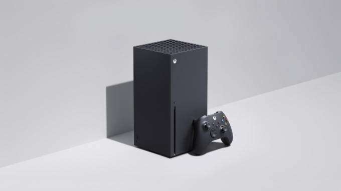 Xbox Series X sedi ob steni.