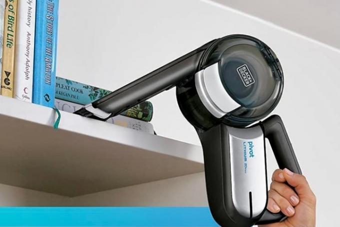 O Black + Decker Max sendo usado para limpar uma prateleira.