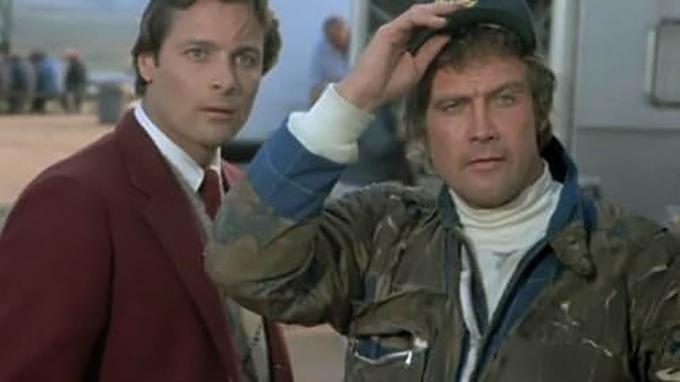 Zwei Männer aus der 1980er-Jahre-Serie The Fall Guy schauen sich etwas an.