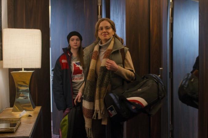 Lydia Fleming og Margarita Levieva går inn på et hotellrom i en scene fra In From The Cold.