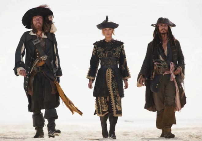 Três piratas caminham juntos em uníssono em At World's End.