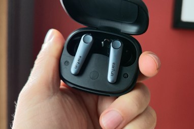 Earfun Air Pro 3 в чехле для зарядки.