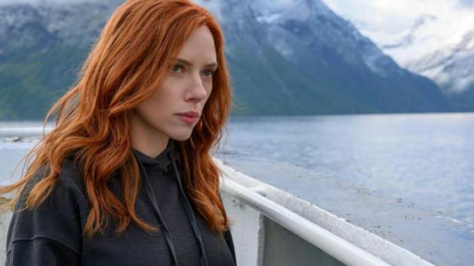 Natasha Romanoff mirando a lo lejos con expresión pensativa en Black Widow.