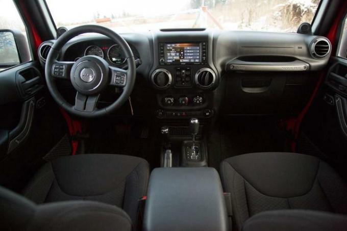 Vista traseira dianteira interna do Jeep Wrangler Unlimited Sport 2014