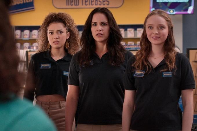 Kayla, Eliza und Hannah stehen im Blockbuster von Netflix alle zusammen.