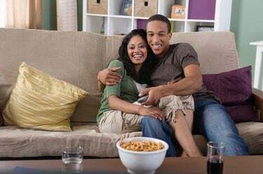 Tillgivna par tittar på TV hemma