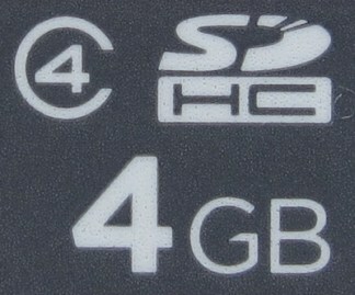 To pomeni, da je kartica v formatu SDHC s kapaciteto 4 GB in oceno hitrosti razreda 4.