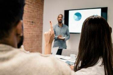 Le jeune homme a une présentation avec le graphique sur un écran LCD