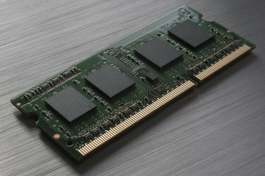 Компютърен чип върху полиран метал