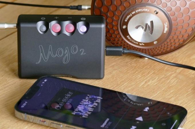 De Chord Mojo 2 met koptelefoon en een iPhone 13 Pro.