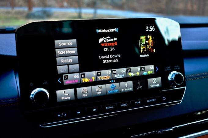 2023 Mitsubishi Outlander PHEV'in bilgi-eğlence dokunmatik ekranı.