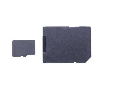 بطاقة Micro SD + محول معزول على خلفية بيضاء