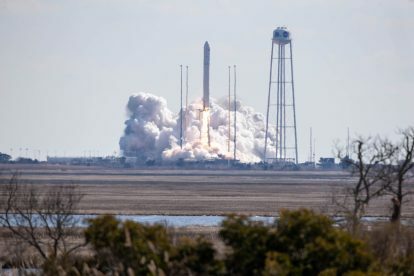 Raketa Northrop Grumman Antares, sa svemirskom letjelicom za opskrbu Cygnus, lansirana je s Pad-0A, u subotu, veljače. 20., 2021., u NASA-inom Wallops Flight Facilityu u Virginiji. Northrop Grummanova 15. ugovorena misija opskrbe teretom za NASA-u na Međunarodnu svemirsku postaju dostavit će oko 8000 funti znanosti i istraživanja, potrepština za posadu i opreme za vozila u orbitalni laboratorij i njegovu posada. 