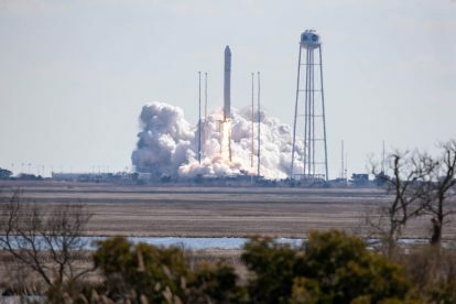 Raketa Northrop Grumman Antares se zásobovací kosmickou lodí Cygnus na palubě startuje z Pad-0A v sobotu, února. 20, 2021, ve Wallops Flight Facility NASA ve Virginii. 15. kontraktovaná mise pro zásobování nákladem společnosti Northrop Grumman pro NASA na Mezinárodní vesmírnou stanici přinese asi 8 000 liber vědy a výzkumu, zásob pro posádku a hardwaru vozidel do orbitální laboratoře a její osádka. 