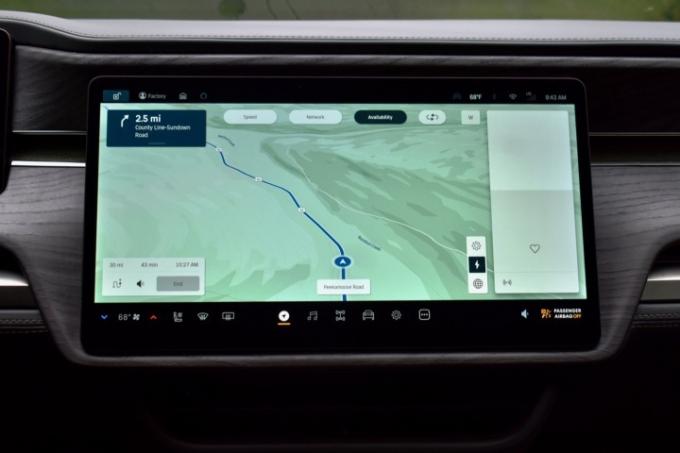 2022 Rivian R1S elektrikli SUV'nin merkezi dokunmatik ekranı.