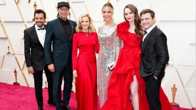 Skådespelarna i Coda står på Oscars röda mattan.