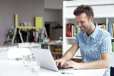 Student som jobber på bærbar PC i biblioteket