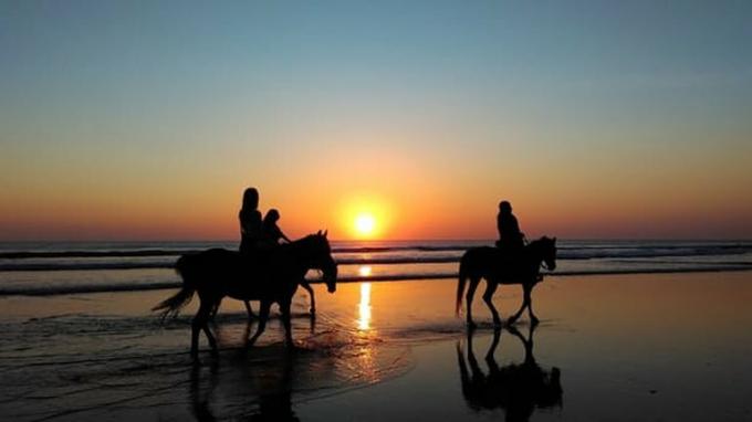 日没時に乗馬する人々