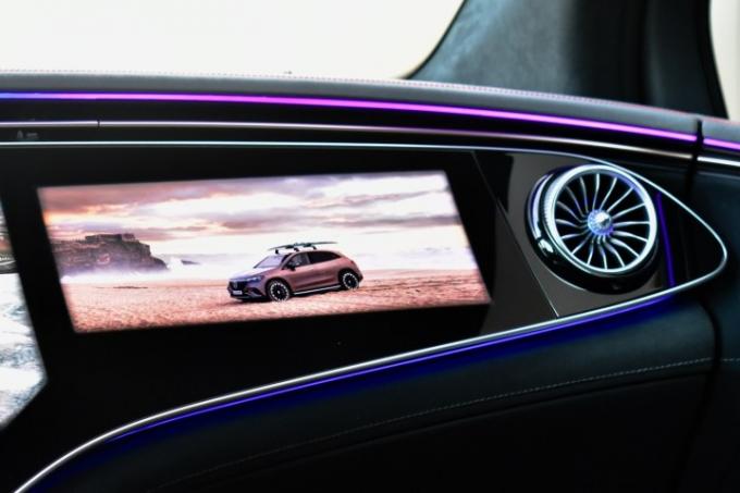 Beifahrerbildschirm im Mercedes-Benz EQE SUV 2023.