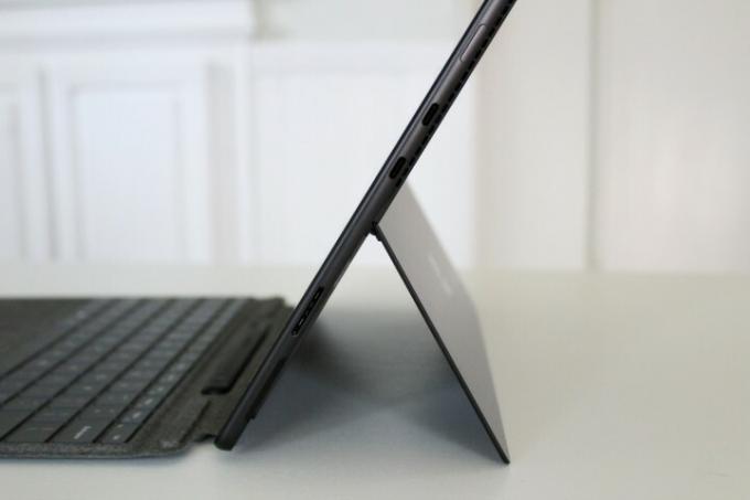 Surface Pro 8:n kaksi Thunderbolt 4 -porttia.