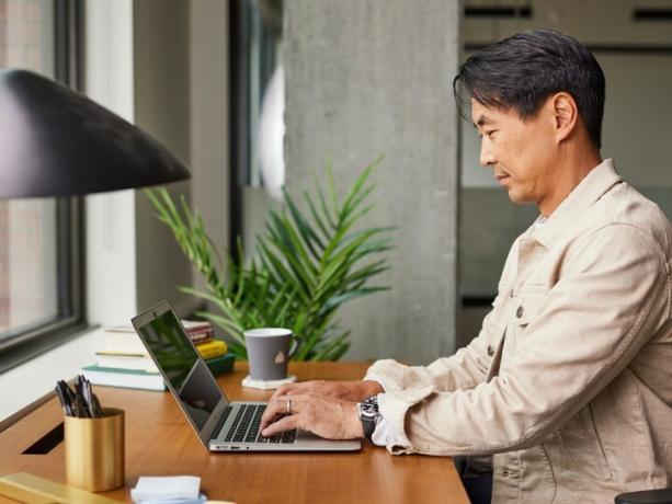 hombre trabajando en privado Espacio de trabajo laborioso con computadora portátil.