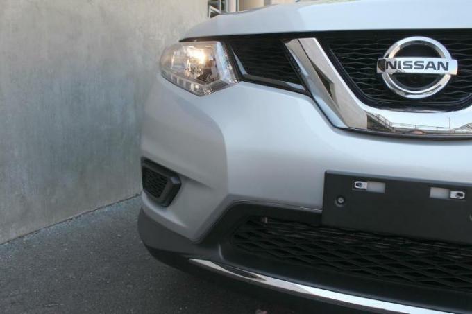 2014 Nissan Rogue SV frontlykt