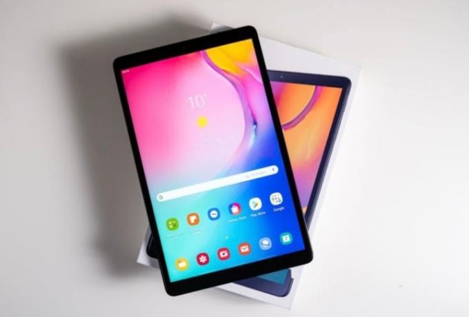 Tableta Samsung Galaxy Tab A de 8 inchi deasupra cutiei sale.