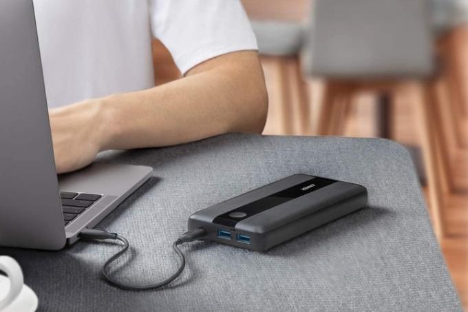 De Anker PowerCore III aangesloten op laptop.