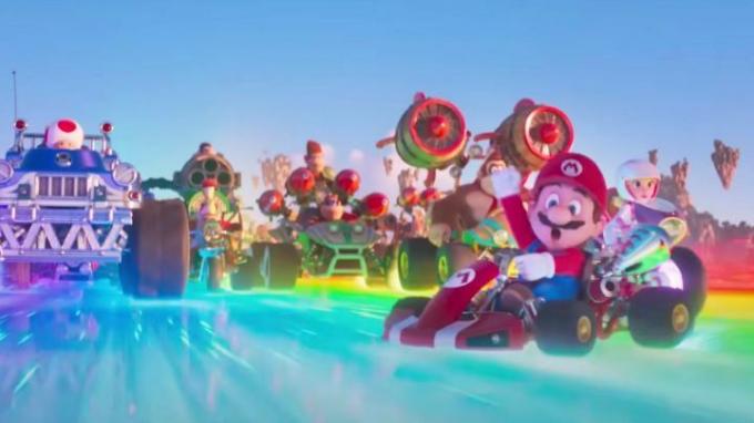 De Mario-personages die racen in Rainbow Road in The Super Mario Bros. Film.