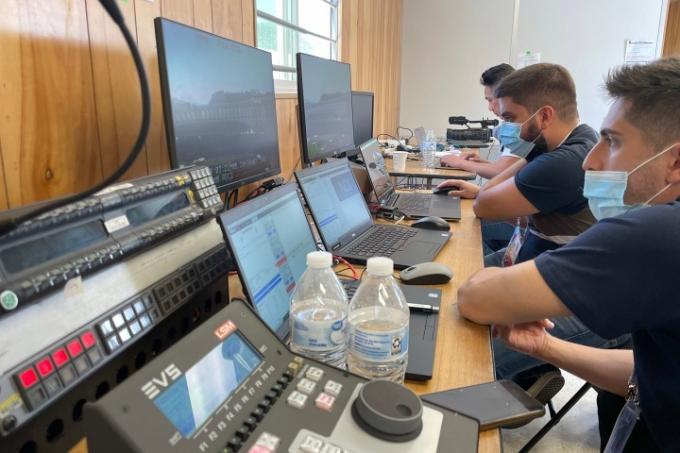 Ein Spitzenteam aus Intel-Ingenieuren sitzt vor Monitoren, die 3DAT bei den Olympic Trials verwenden.