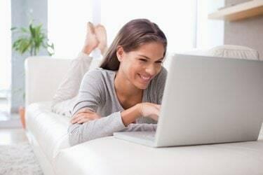 Kvinna på soffan chattar online