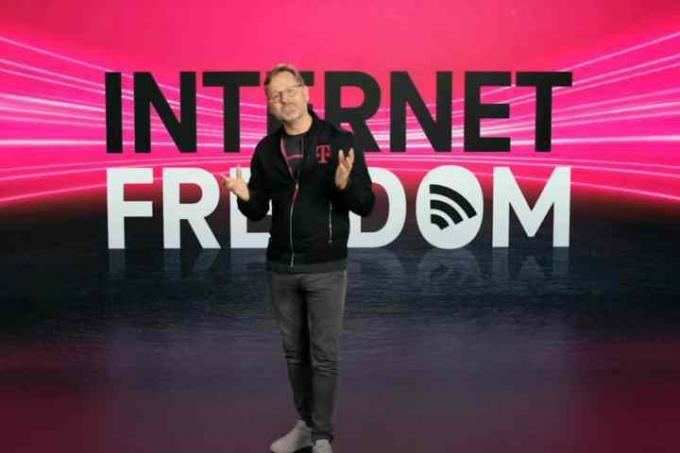 Mike Sievert, CEO von T-Mobile, steht vor einem Banner mit der Aufschrift „Internet Freedom“.