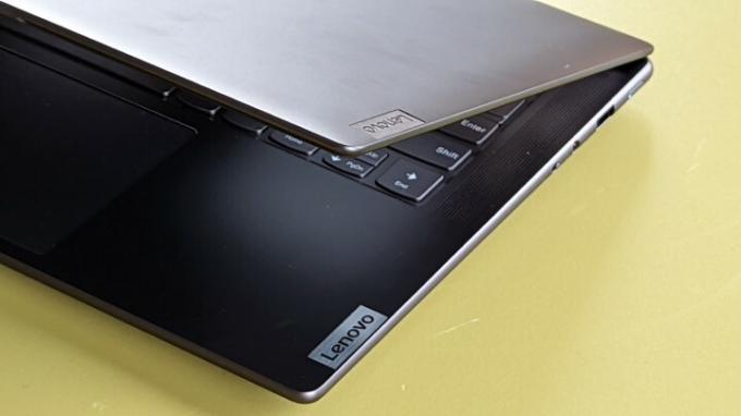 โปรไฟล์ด้านข้างของ Lenovo Slim 7i Pro X