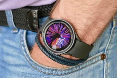 Man som bär en Galaxy Watch 5 Pro.
