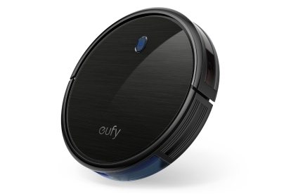 Eufy BoostIQ Robovac 11s का पतला संस्करण, जिसमें पावर बटन हल्का चमक रहा है।