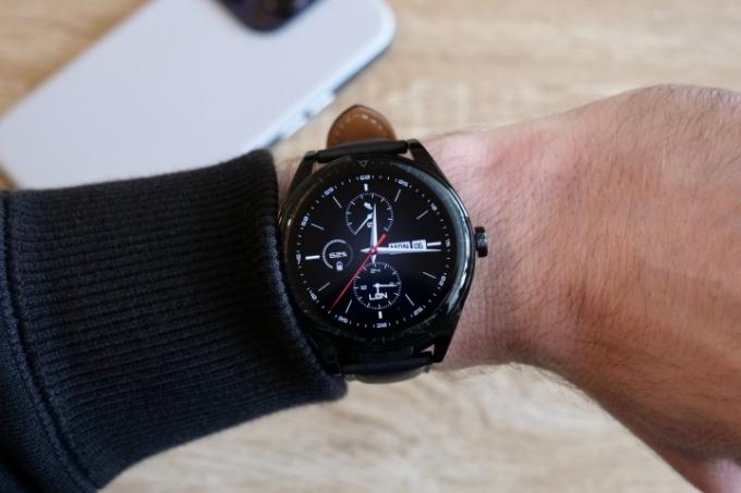 Huawei Watch Buds på en persons håndledd.