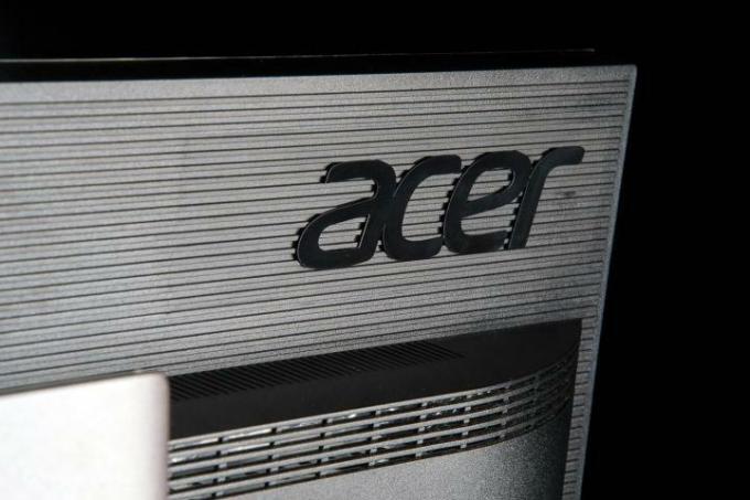 Acer XB280HK преглед на 4K лого на задната част на монитора