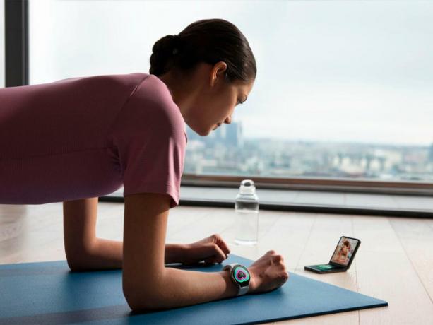 Žena cvičí plank s hodinkami Samsung Galaxy Watch 6.