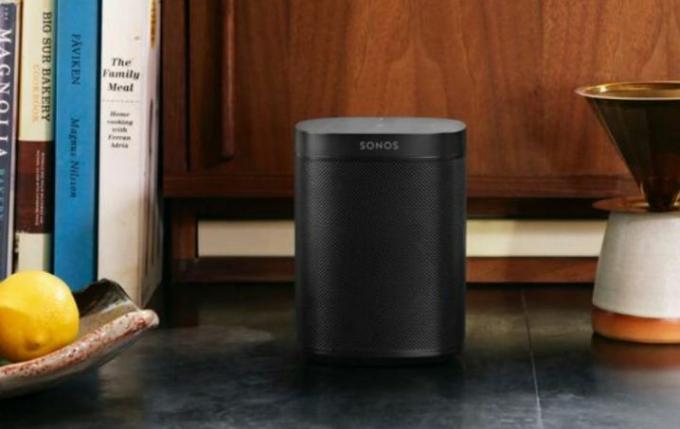 Sonos One smart højttaler på en bordplade.