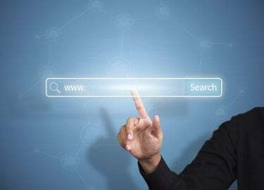 検索ボタンを押すビジネスの手、インターネットの概念